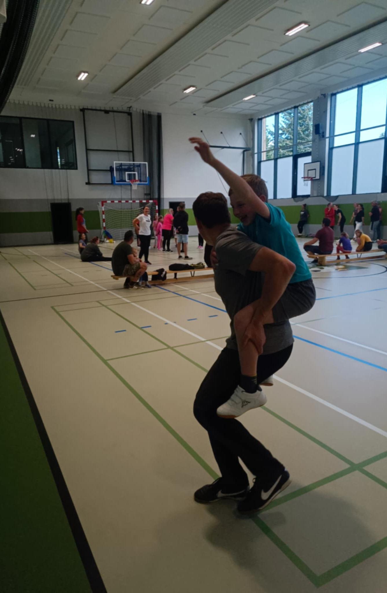 Družinka a děti s rodiči**"sportovní odpoledne" - 21