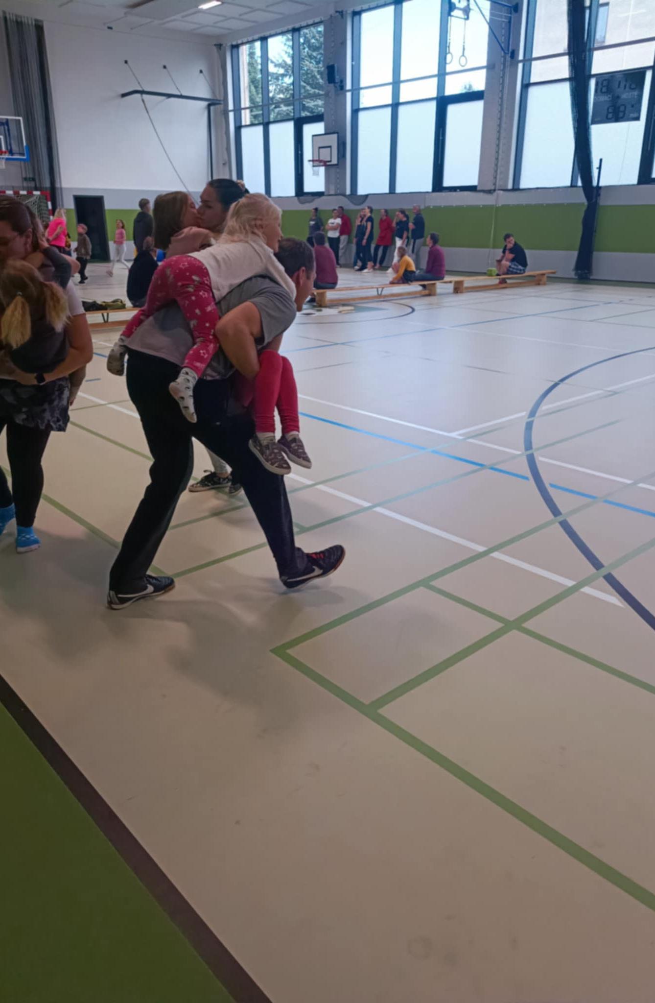 Družinka a děti s rodiči**"sportovní odpoledne" - 23