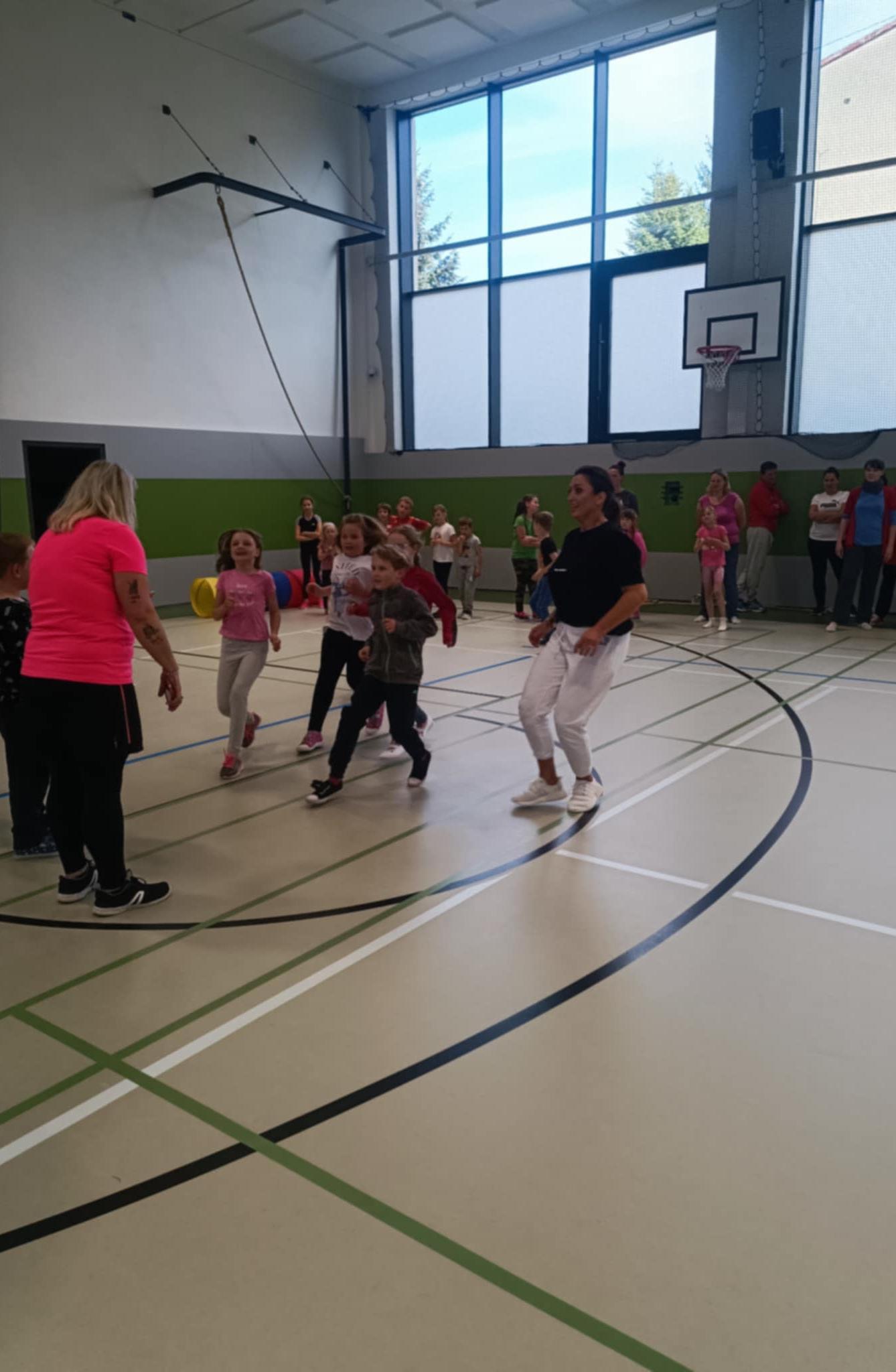 Družinka a děti s rodiči**"sportovní odpoledne" - 26