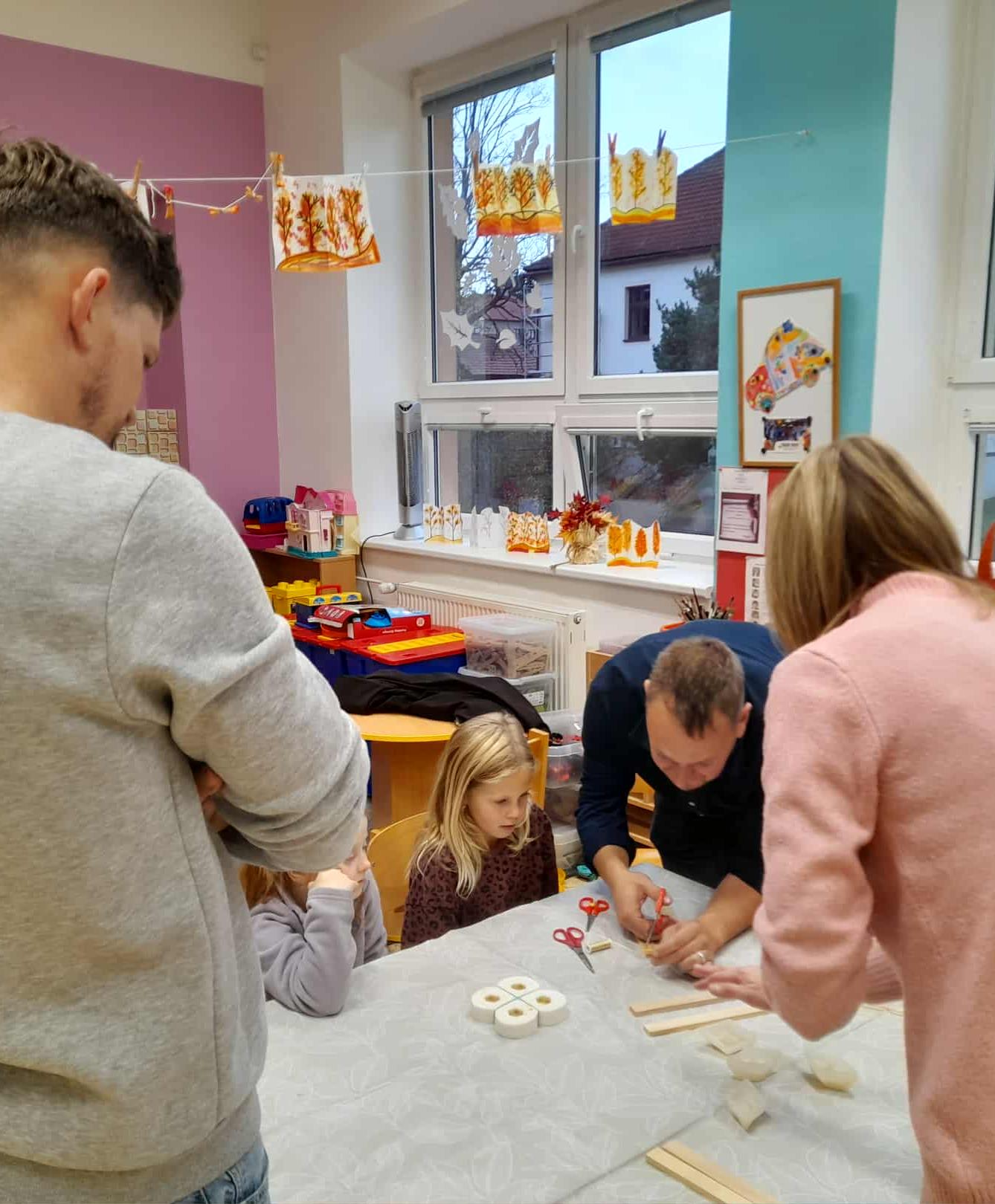 VÝROBA SVÍČEK - DRUŽINKY 1.a 2. oddělení - 16