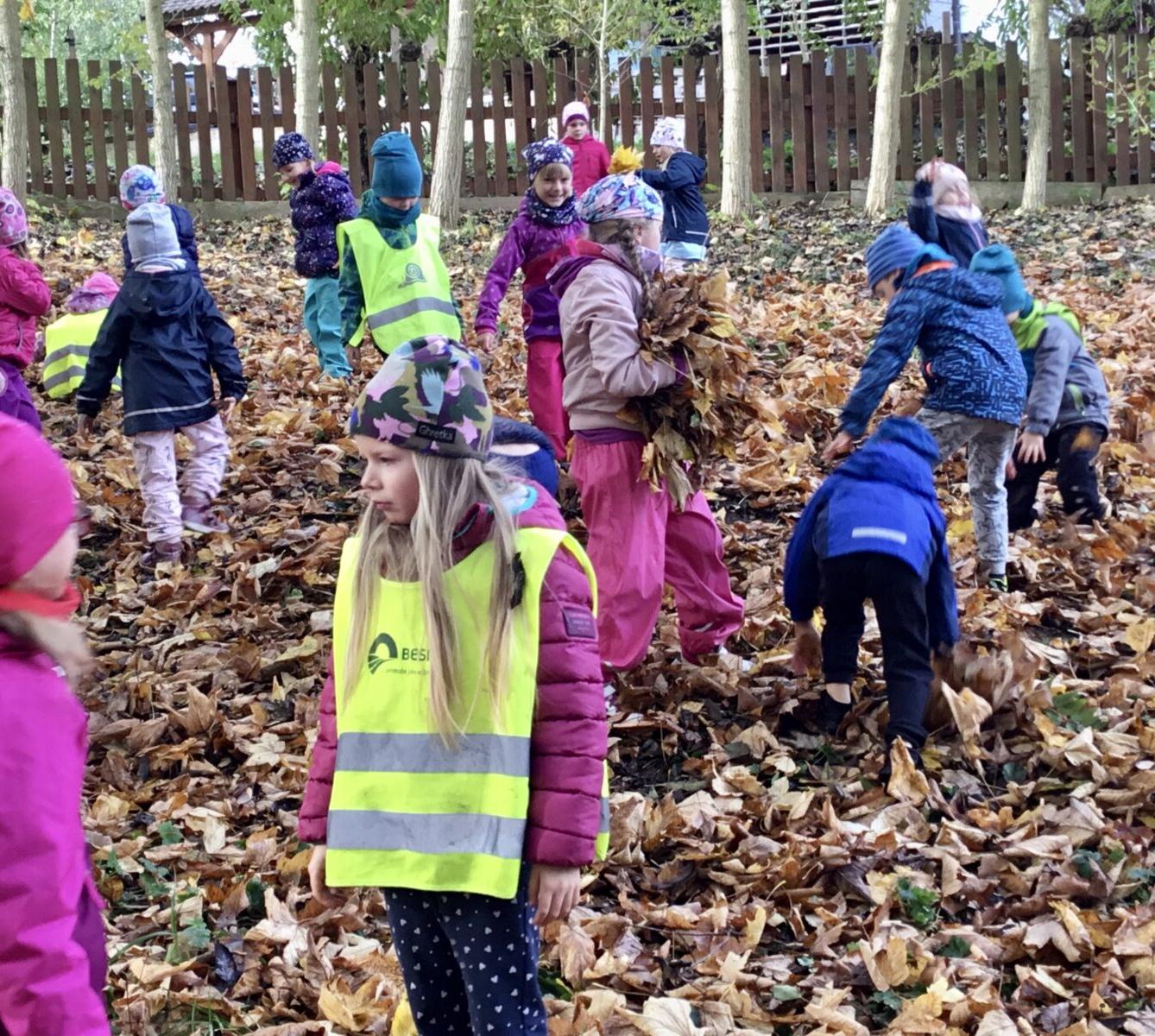 SOVIČKY: ,,LISTÍ ŽLOUTNE, POLETUJE" - 52