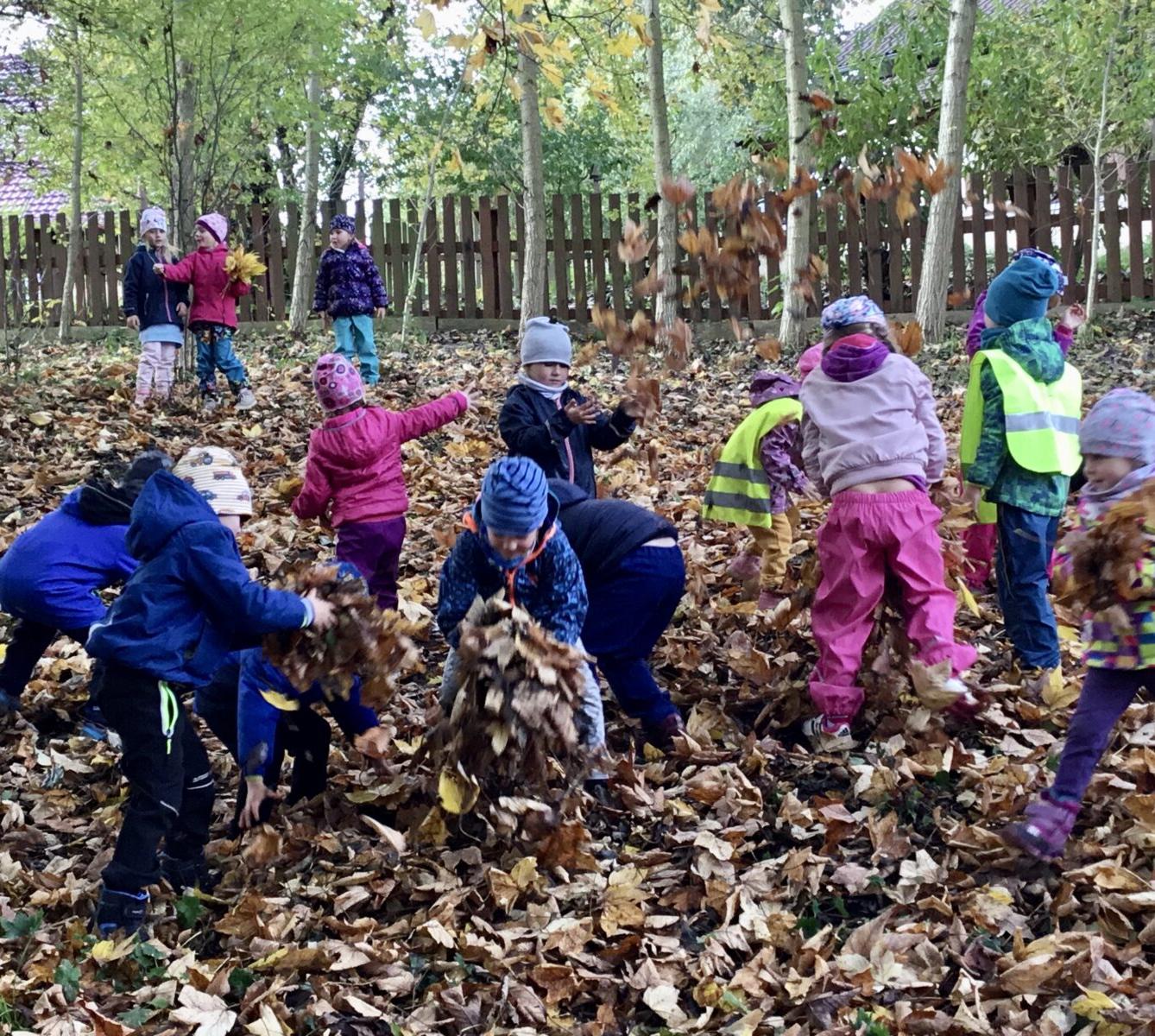 SOVIČKY: ,,LISTÍ ŽLOUTNE, POLETUJE" - 53