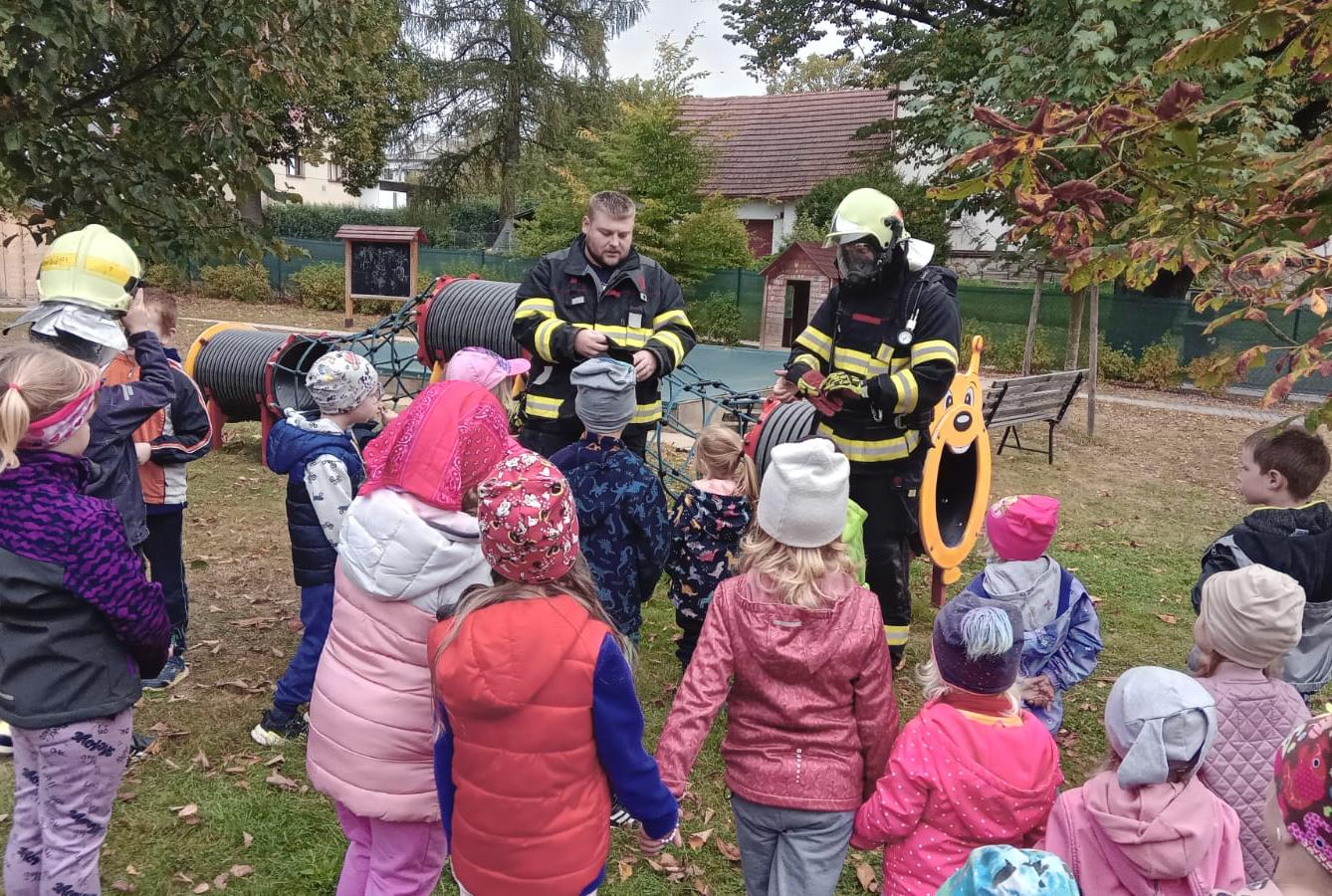 Návštěva dobrovolných hasičů v naší školce... - 11