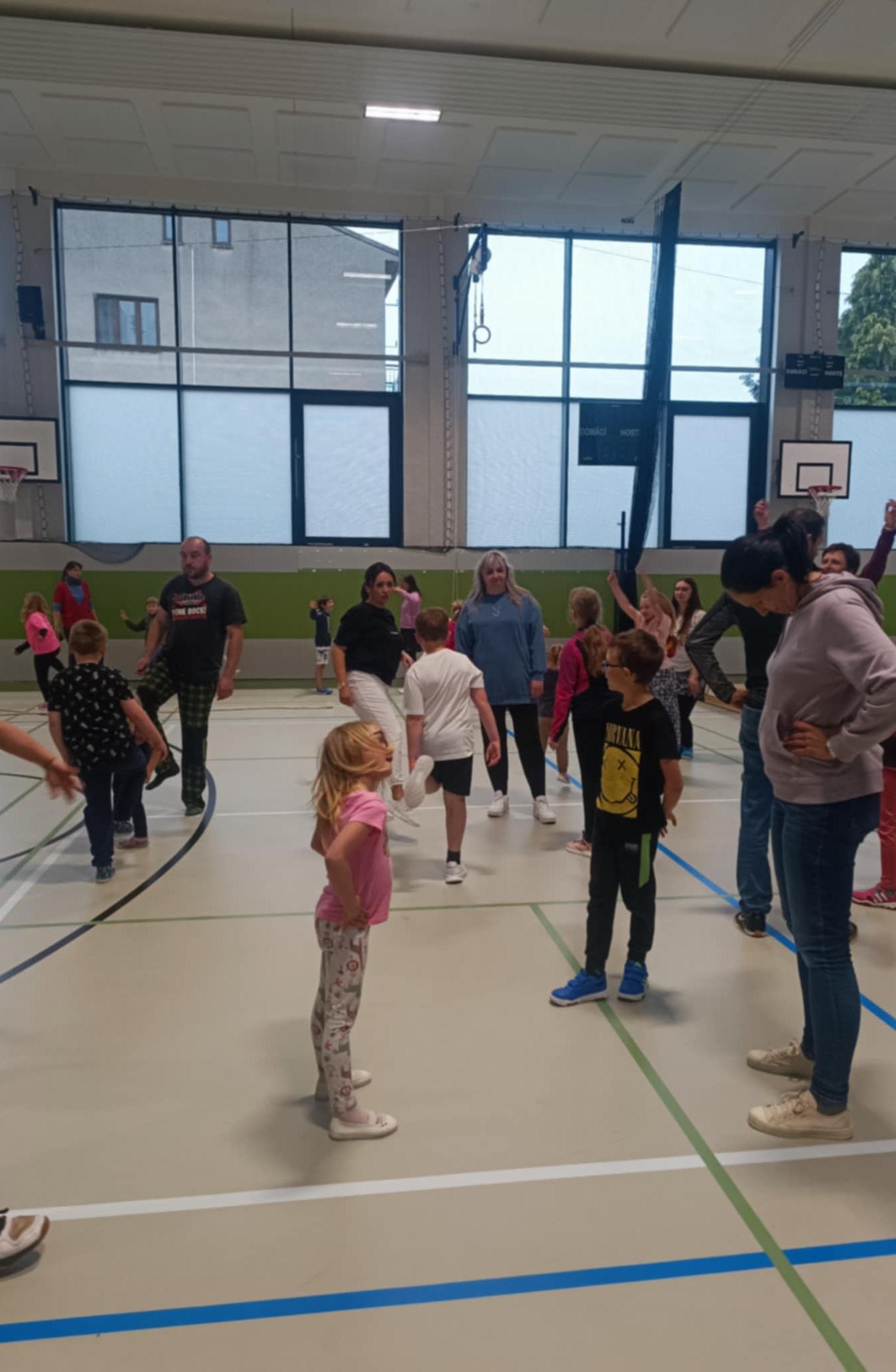 Družinka a děti s rodiči**"sportovní odpoledne" - 27