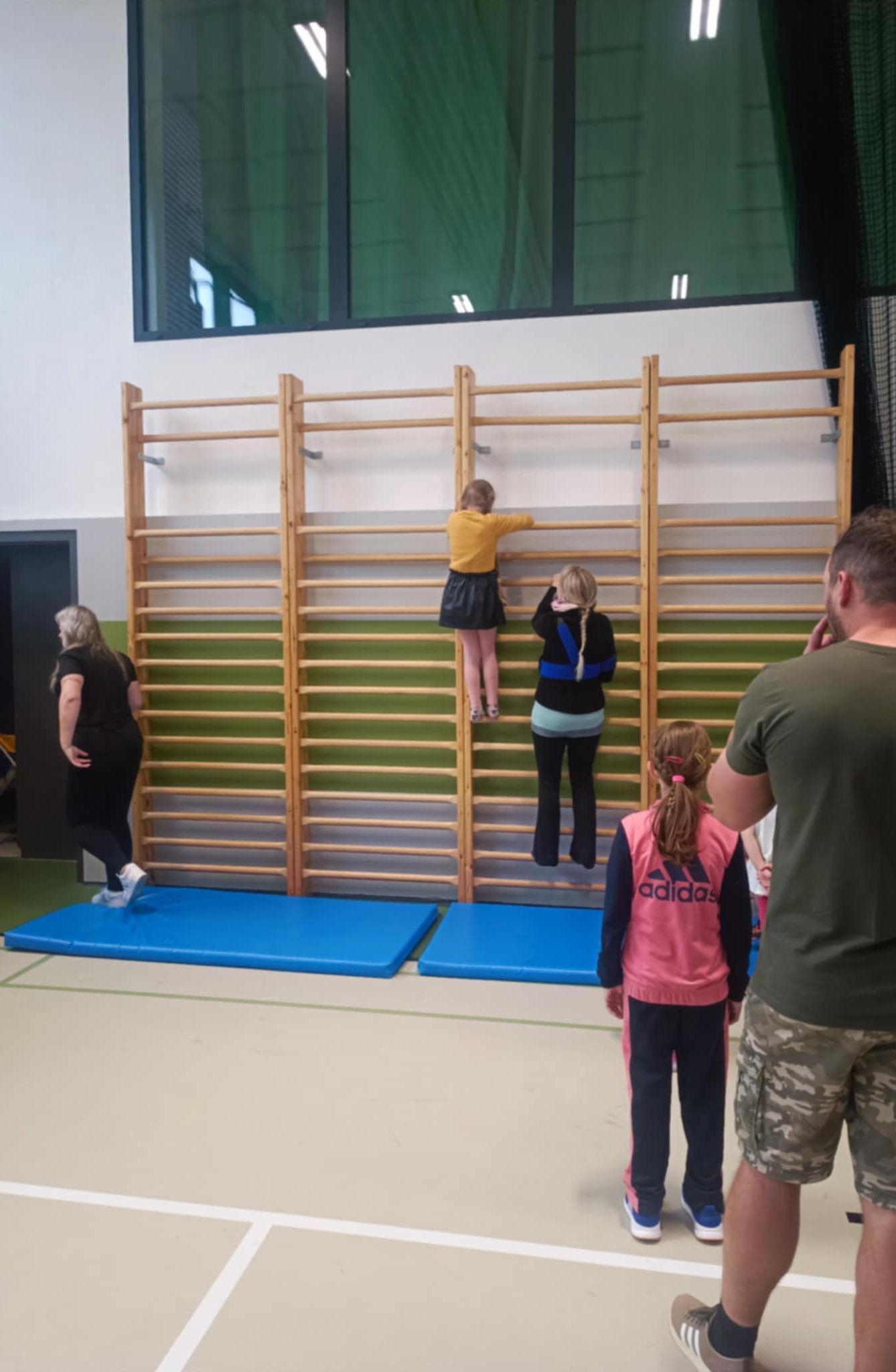 Družinka a děti s rodiči**"sportovní odpoledne" - 30