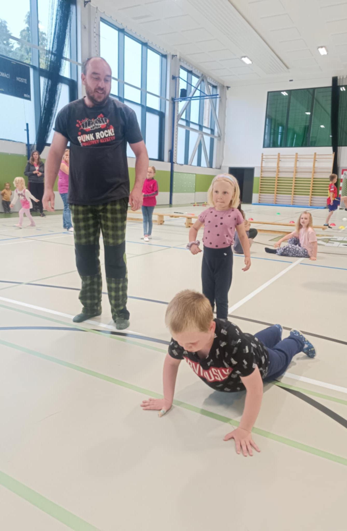 Družinka a děti s rodiči**"sportovní odpoledne" - 31