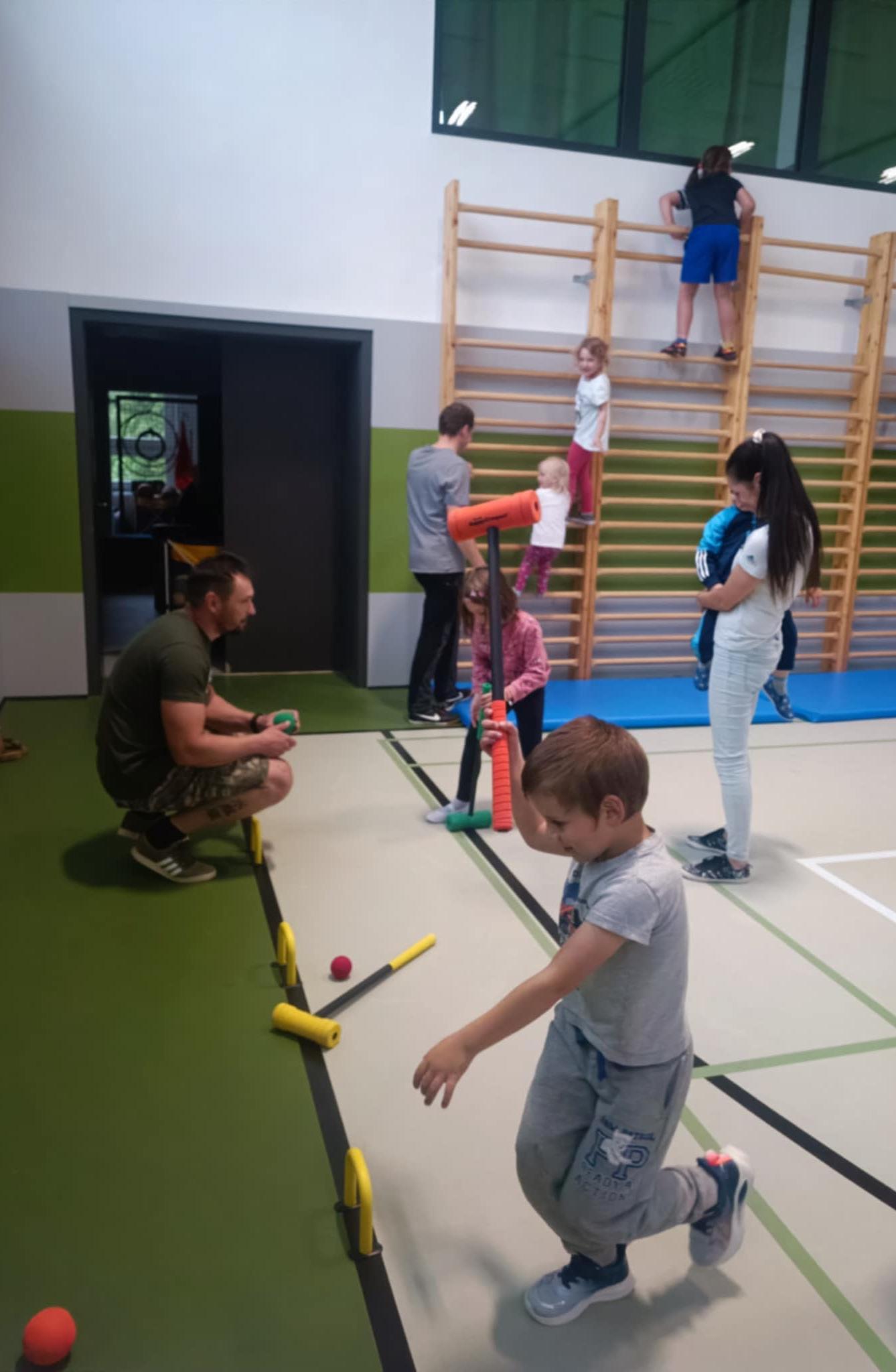 Družinka a děti s rodiči**"sportovní odpoledne" - 32