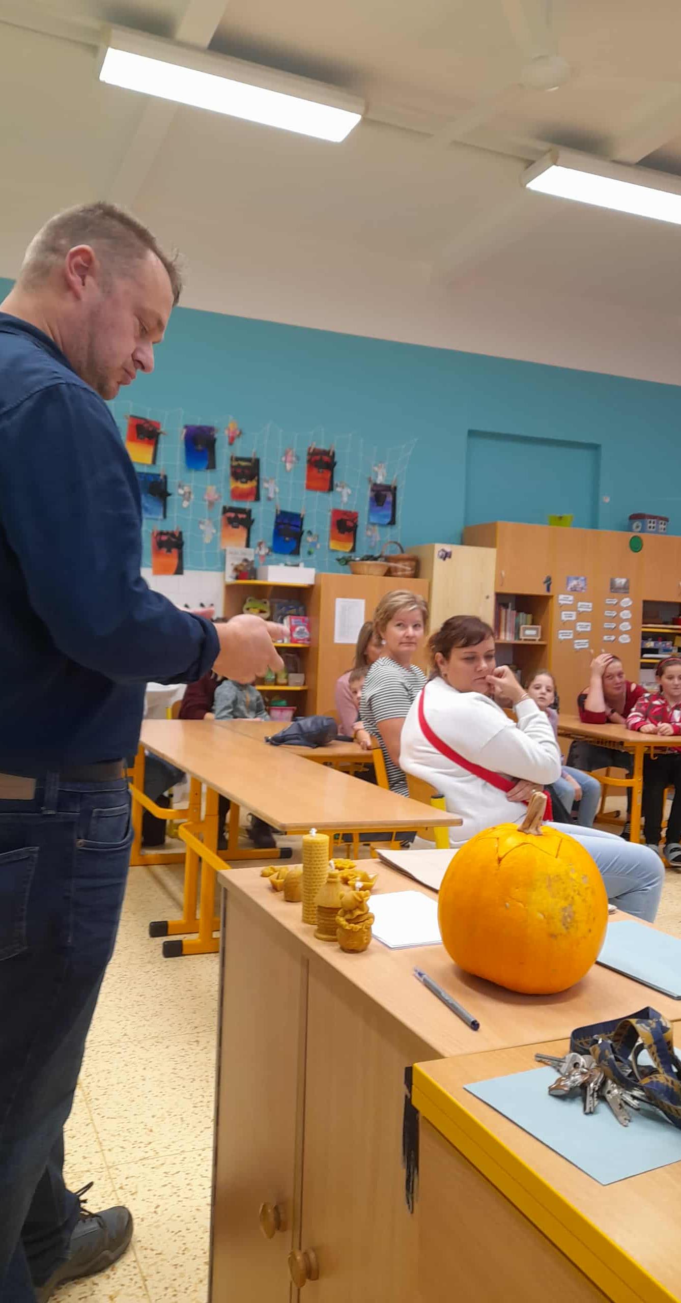 VÝROBA SVÍČEK - DRUŽINKY 1.a 2. oddělení - 20