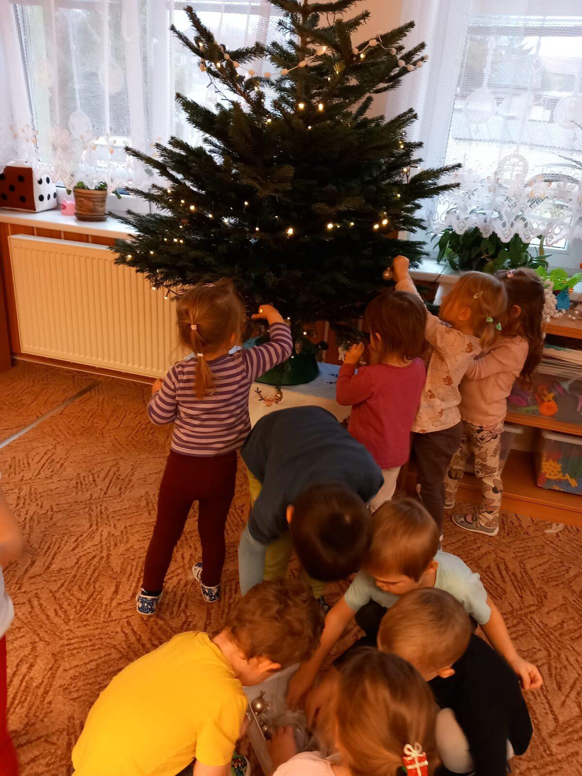 zdobení vánočního stromečku - 7