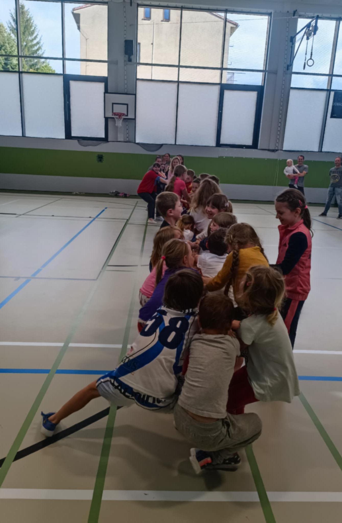 Družinka a děti s rodiči**"sportovní odpoledne" - 37