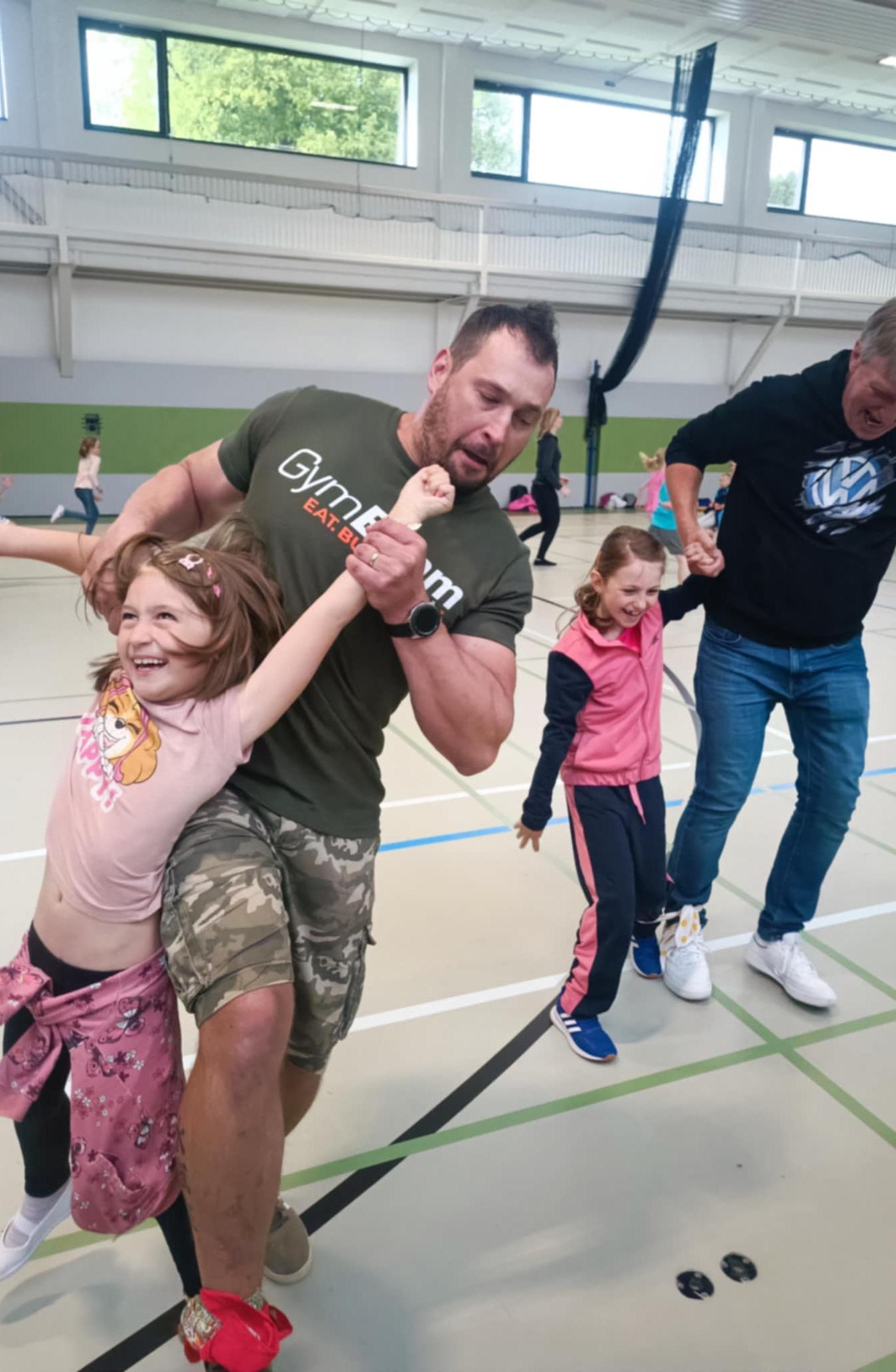 Družinka a děti s rodiči**"sportovní odpoledne" - 38