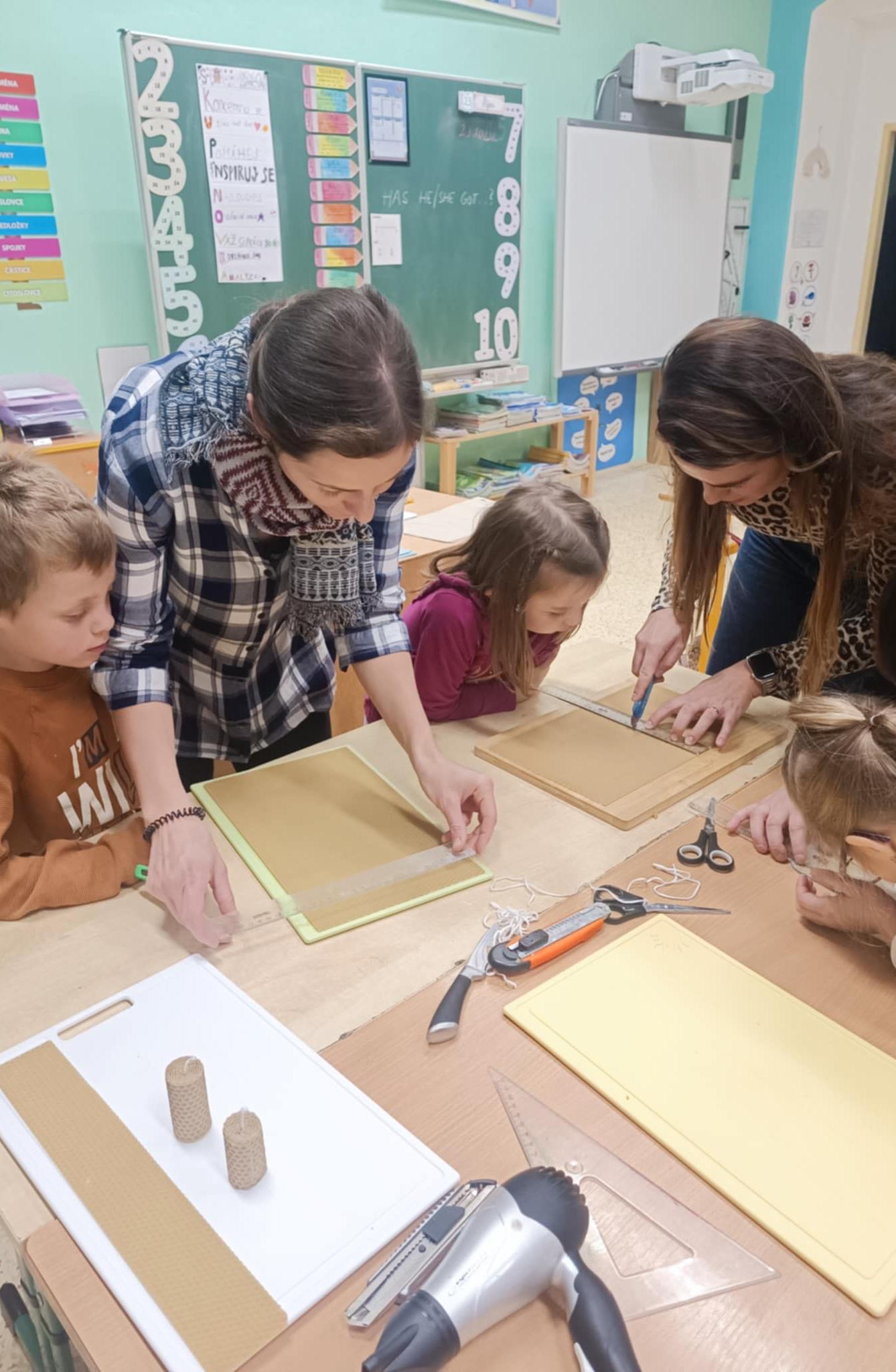 VÝROBA SVÍČEK - DRUŽINKY 1.a 2. oddělení - 25