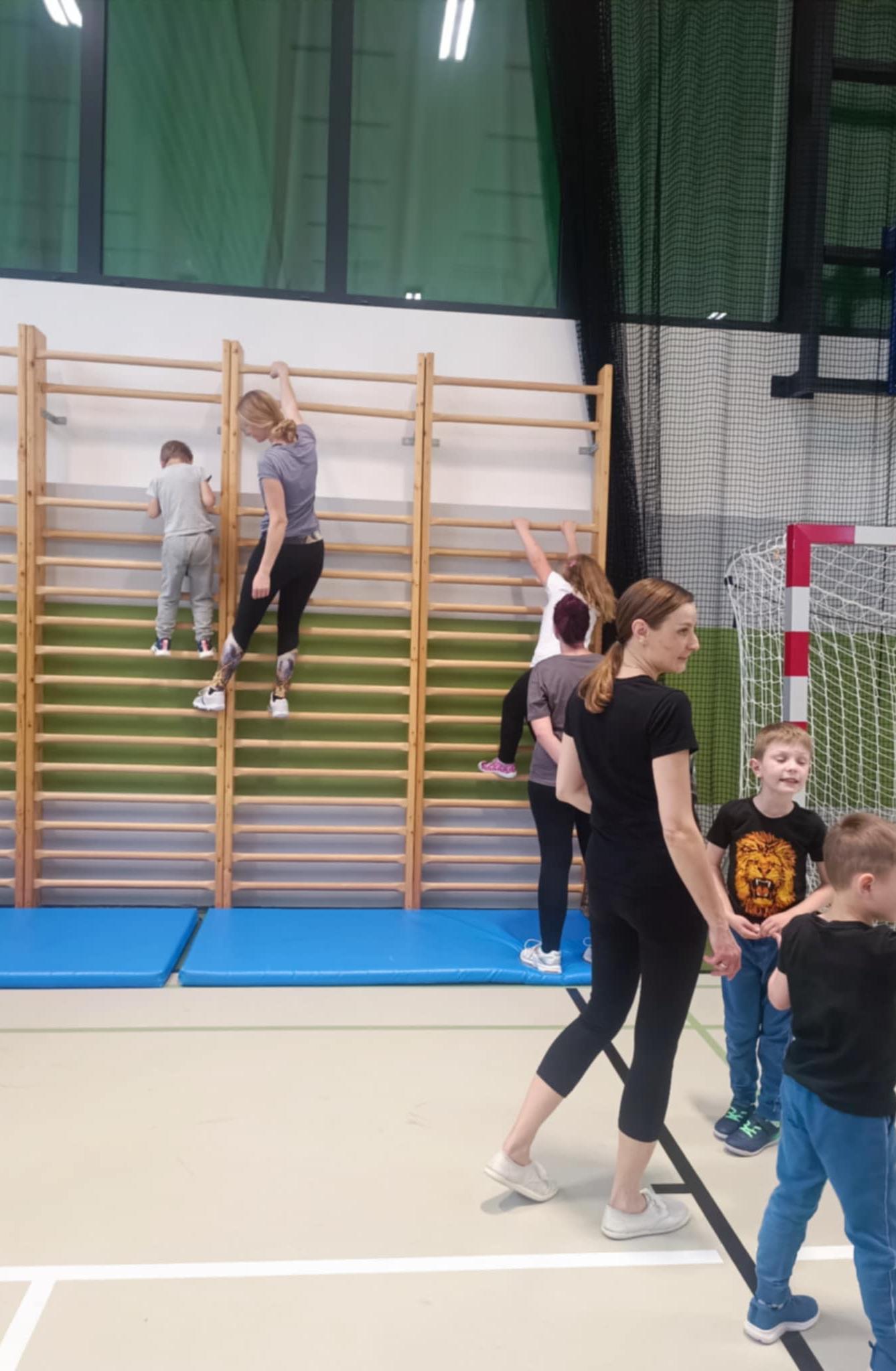 Družinka a děti s rodiči**"sportovní odpoledne" - 39