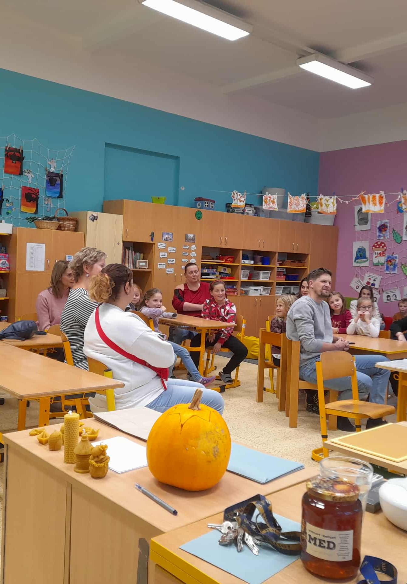 VÝROBA SVÍČEK - DRUŽINKY 1.a 2. oddělení - 26