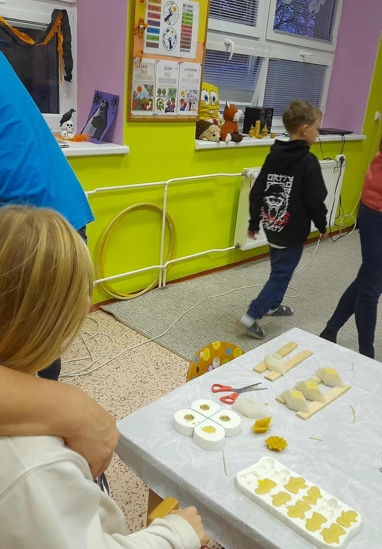 VÝROBA SVÍČEK - DRUŽINKY 1.a 2. oddělení - 27