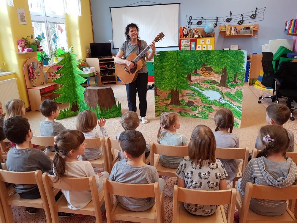 DIVADLO U DVOU SLUNCÍ ,,ZA SKŘÍTKY DO LESA" - 5