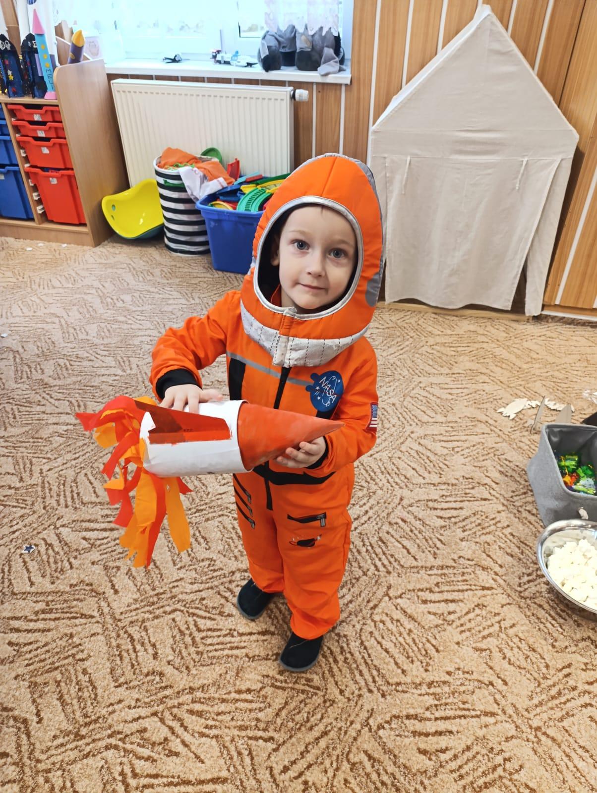 karneval na téma vesmír + přehlídka raket - 37