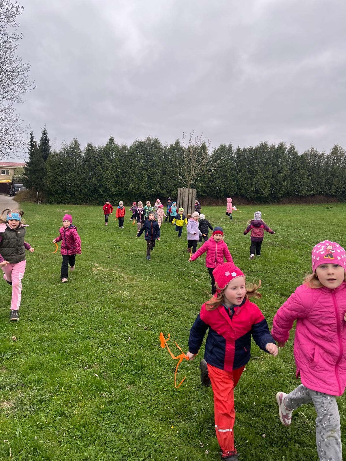 velikonoční stezka+ hledání vajíček na zahradě - 17