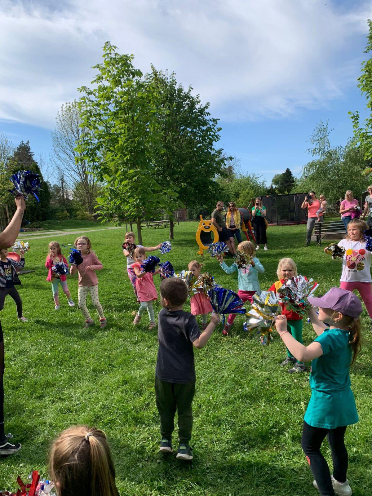 besídka pro rodiče + roztančená školka - 13