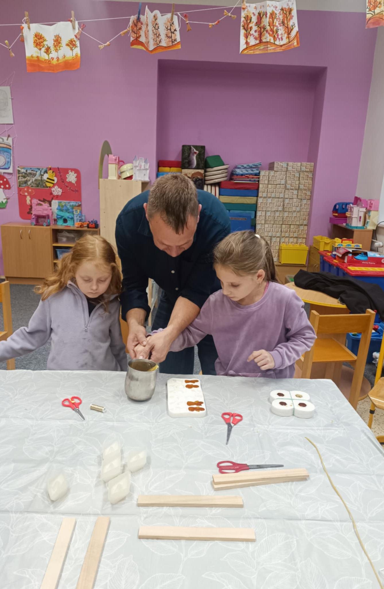 VÝROBA SVÍČEK - DRUŽINKY 1.a 2. oddělení - 33