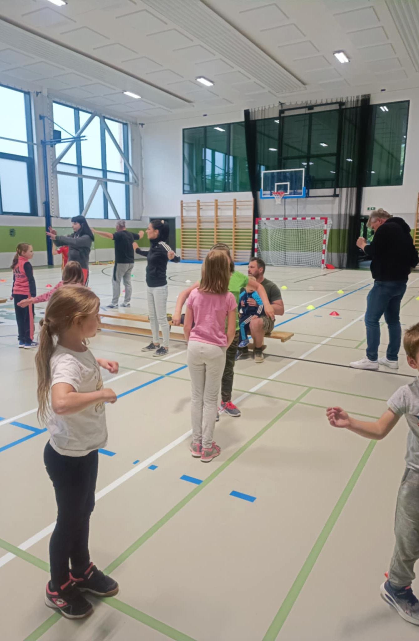 Družinka a děti s rodiči**"sportovní odpoledne" - 46