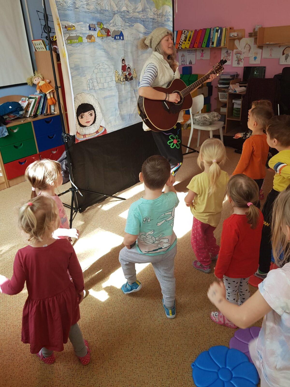 divadlo u dvou sluncí: ,,ESKYMÁCKÁ POHÁDKA" - 7