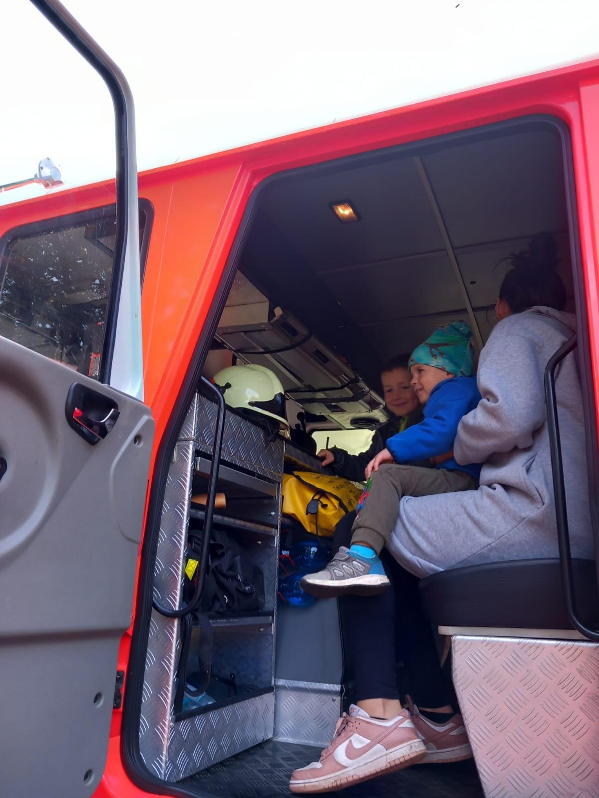 Návštěva dobrovolných hasičů v naší školce... - 24