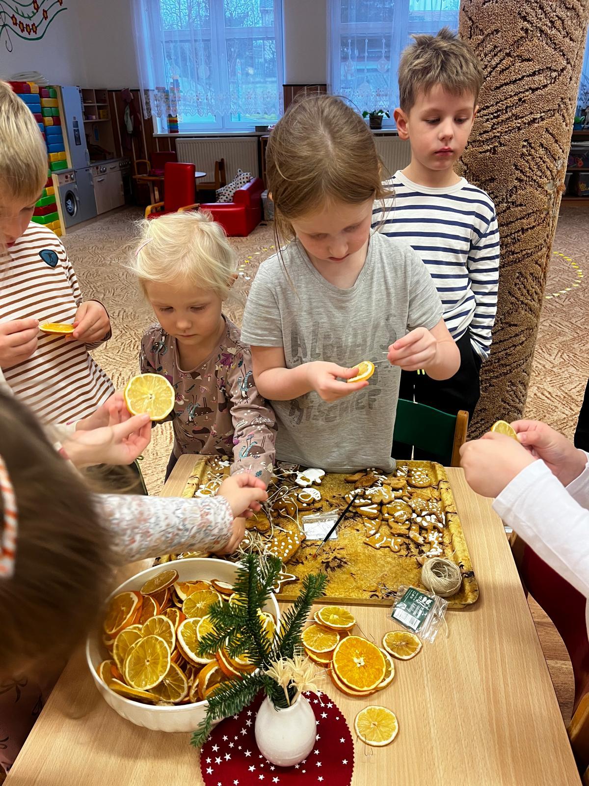 zdobení vánočního stromečku - 11