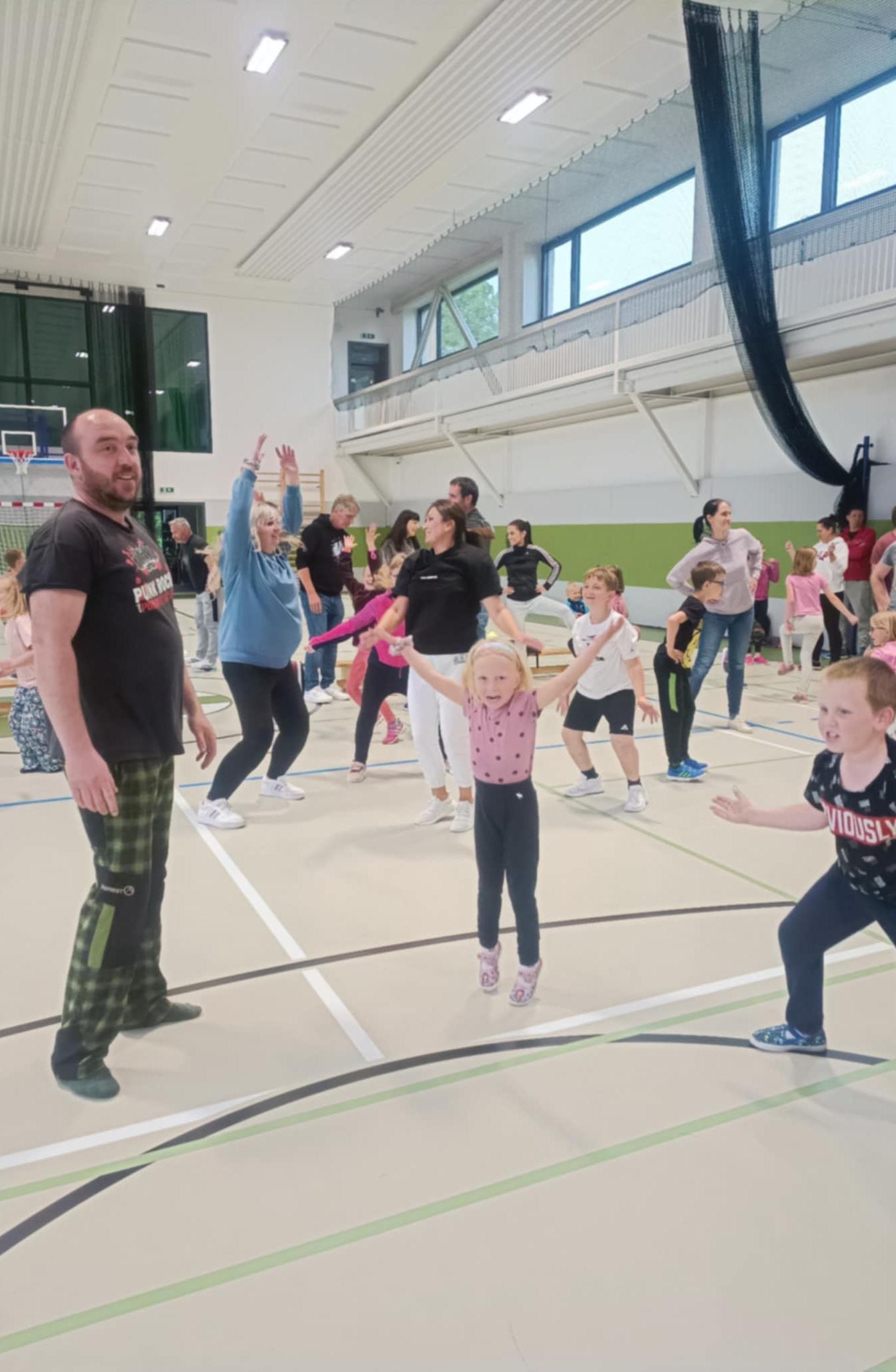 Družinka a děti s rodiči**"sportovní odpoledne" - 49