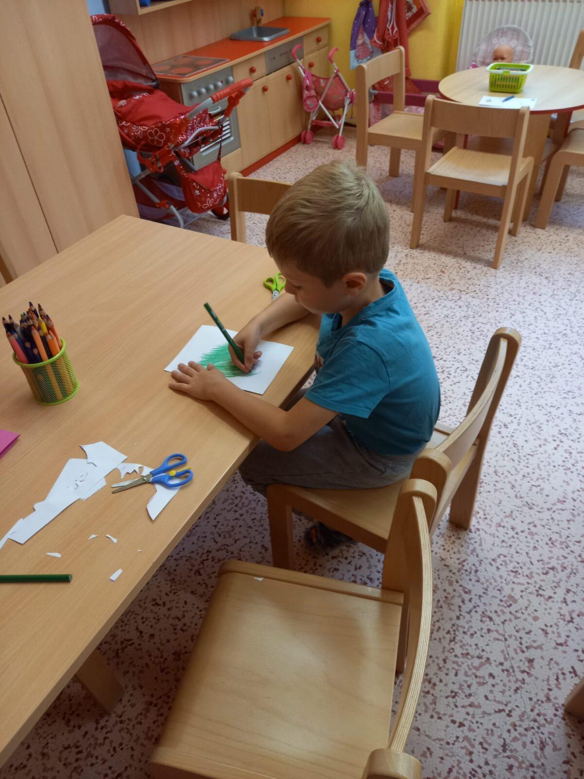 Sovičky - první dny ve školce:-) "vyrábíme si desky na obrázky" :-) - 3