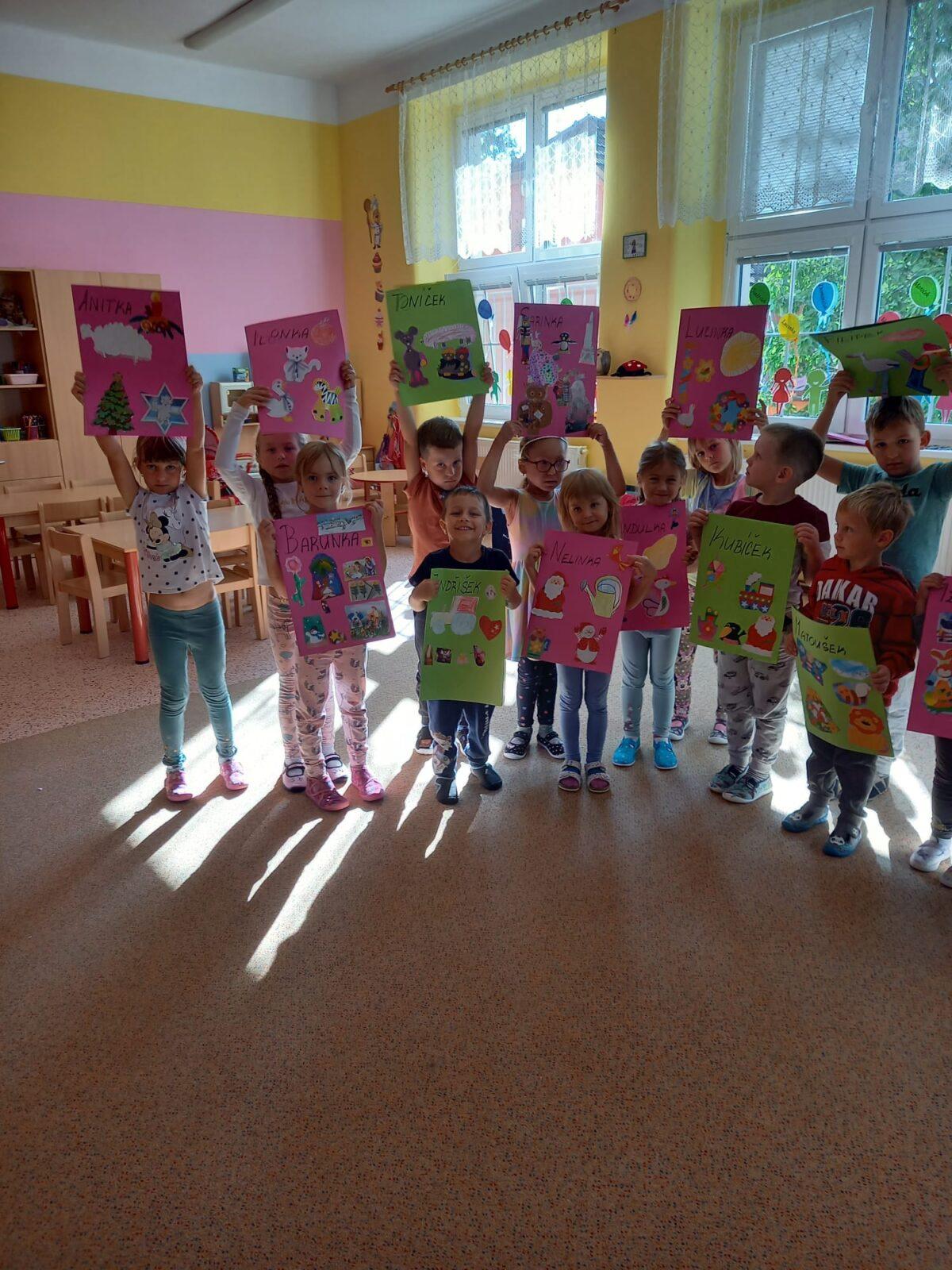 Sovičky - první dny ve školce:-) "vyrábíme si desky na obrázky" :-) - 4