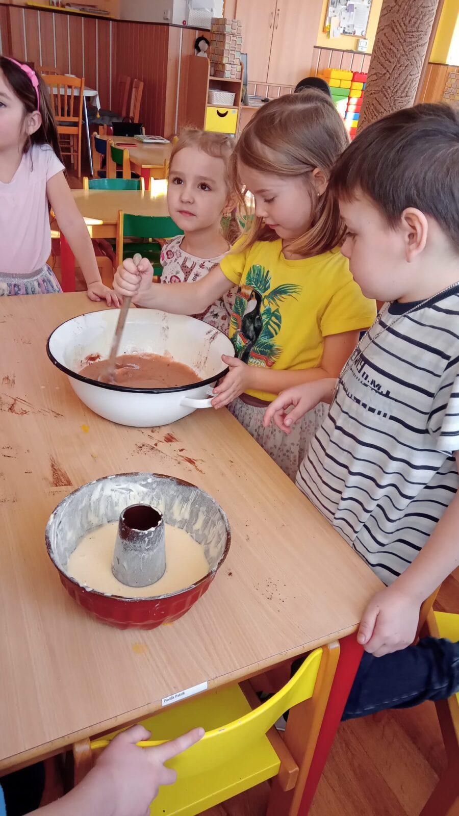 Pohádka o Červené Karkulce aneb jak jsme pekli bábovku... - 4