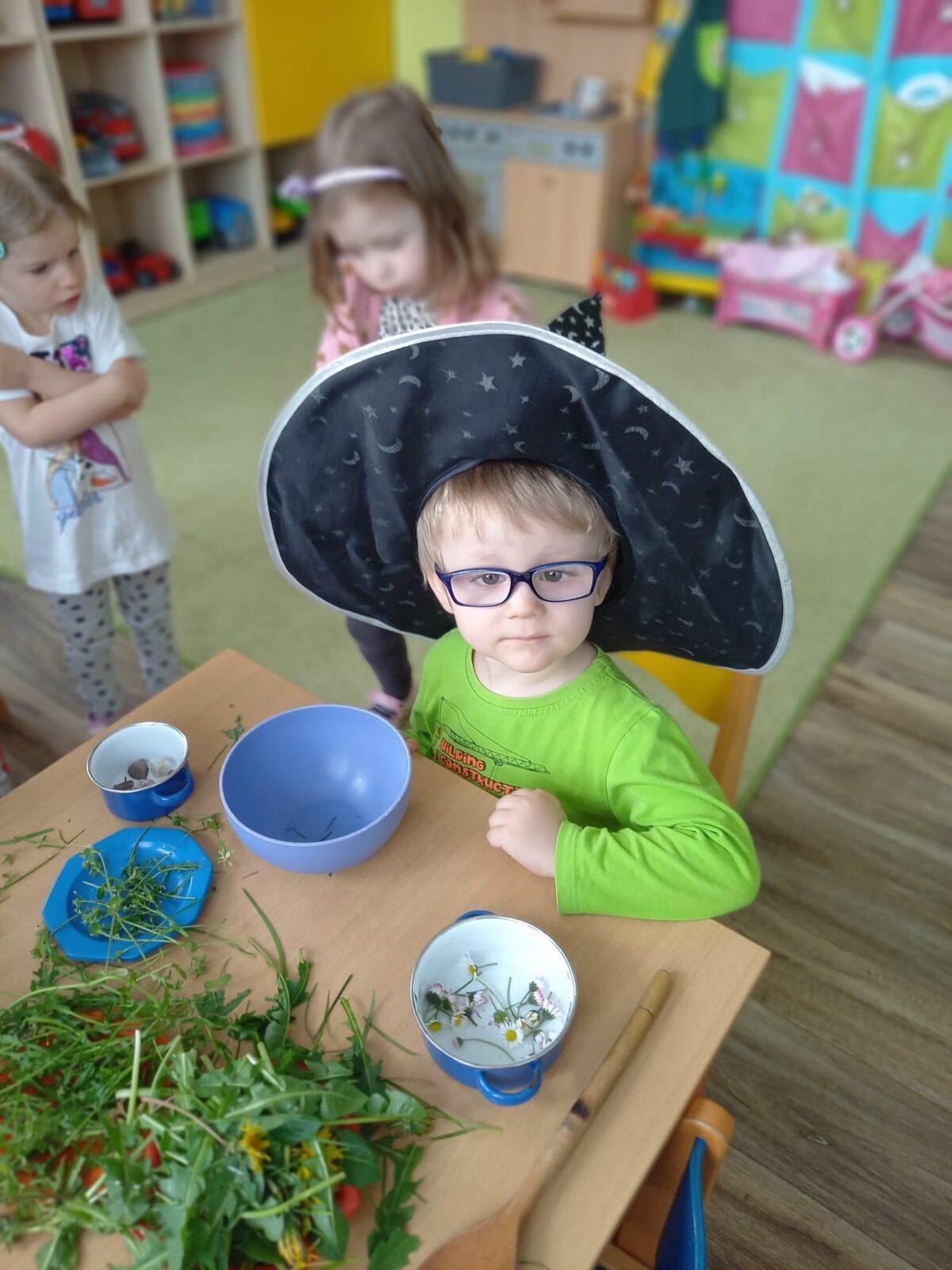 Broučci: "přípravy na ČARODĚJNICE" :-) - 2