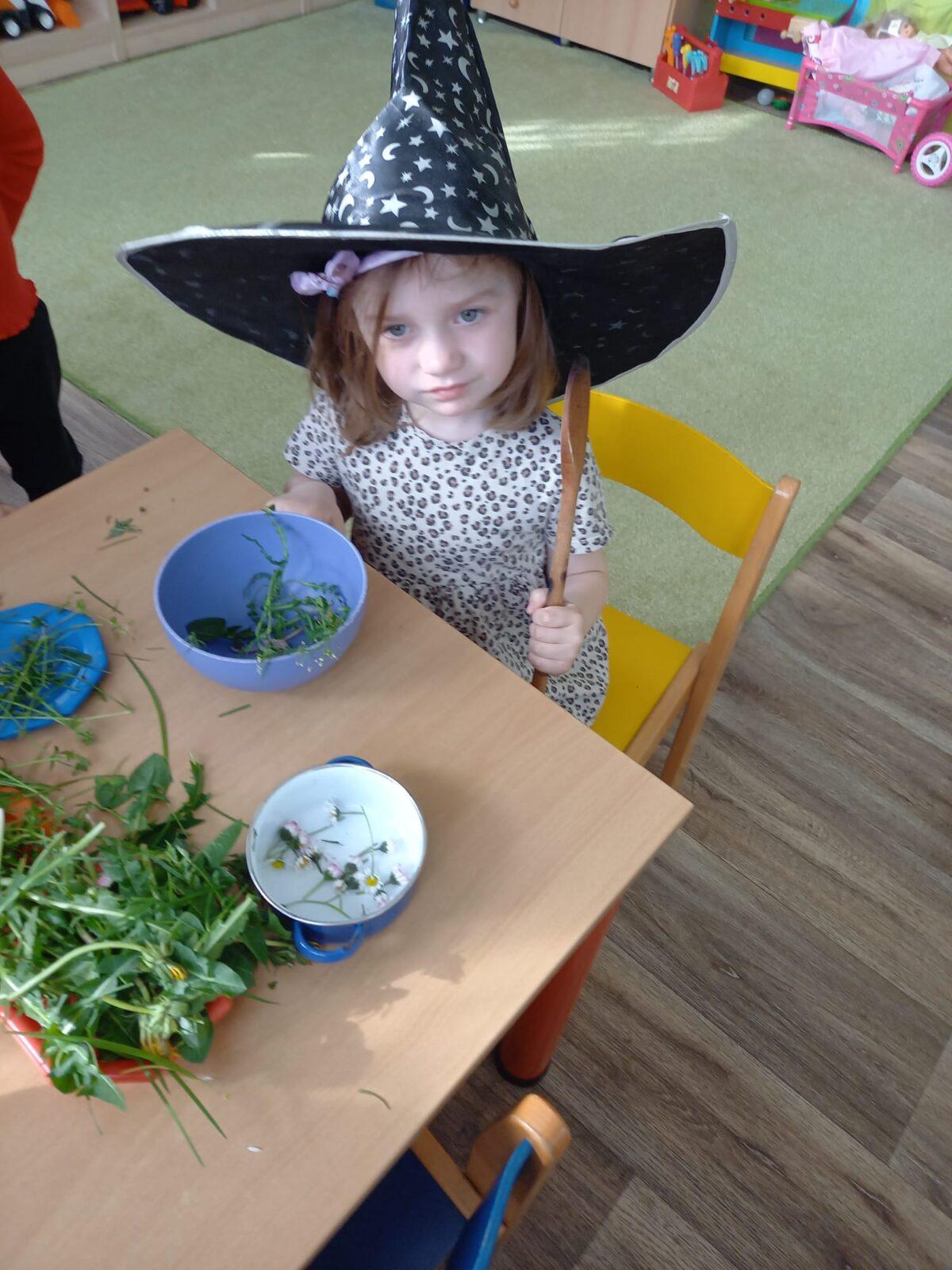 Broučci: "přípravy na ČARODĚJNICE" :-) - 13