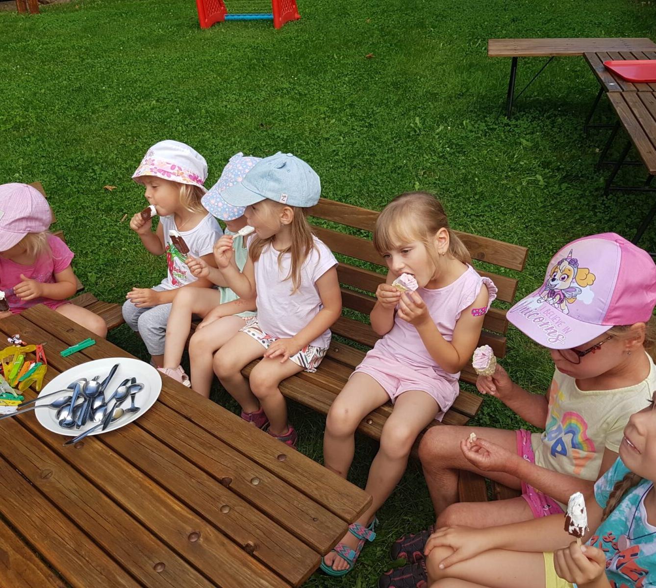 TÝDENNÍ PROJEKT 2 : ,,OD KYTIČKY K MEDU“ - 3