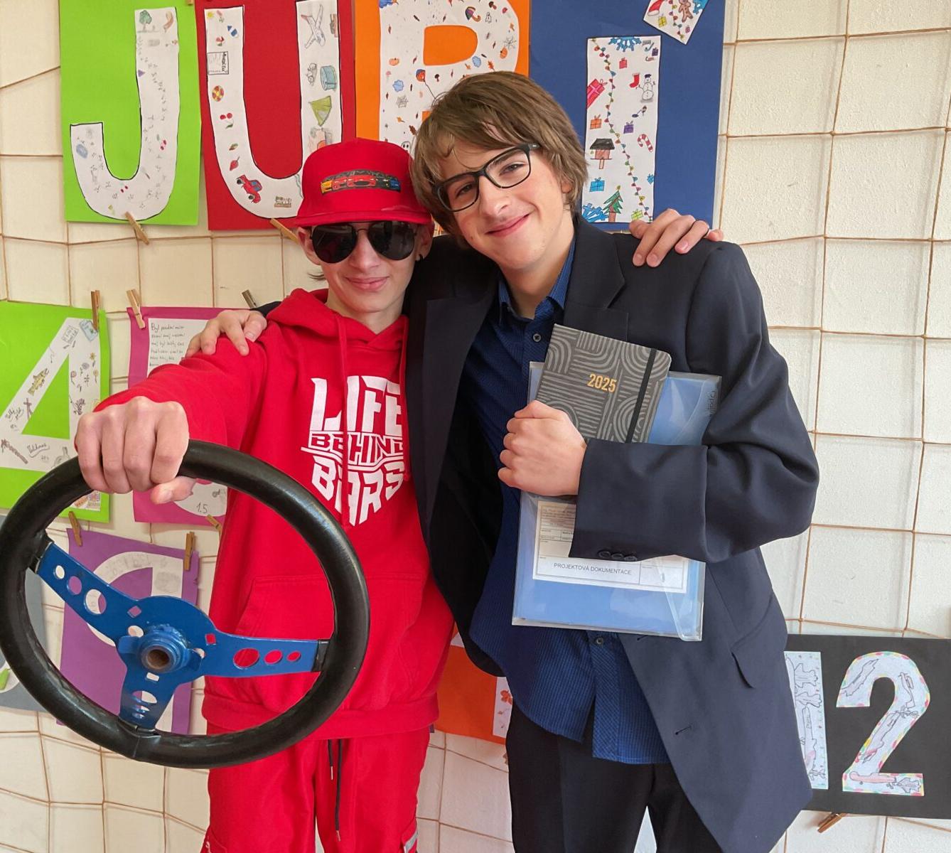 Deváťáci si pro vysvědčení došli ve stylu budoucí profese - 1