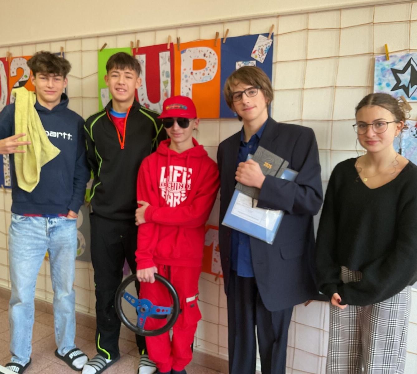 Deváťáci si pro vysvědčení došli ve stylu budoucí profese - 2