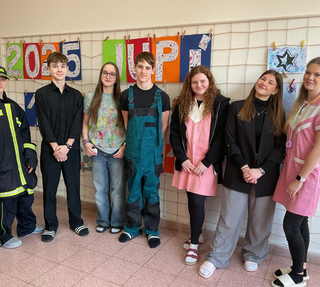 Deváťáci si pro vysvědčení došli ve stylu budoucí profese - 3