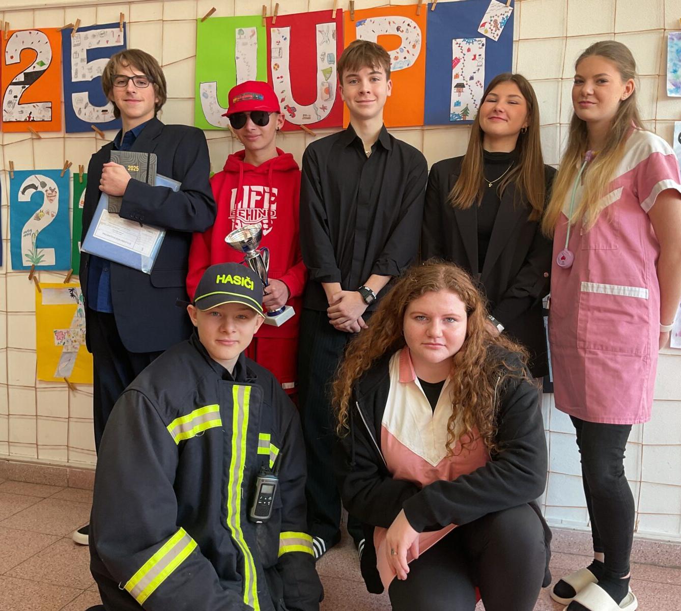 Deváťáci si pro vysvědčení došli ve stylu budoucí profese - 6