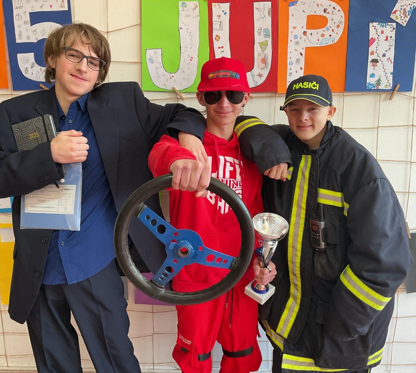 Deváťáci si pro vysvědčení došli ve stylu budoucí profese - 8