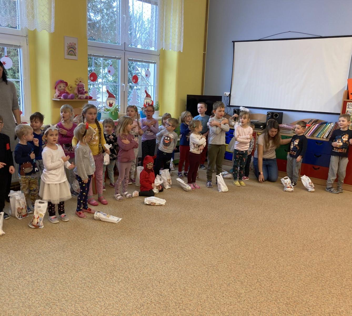 Návštěva MIKULÁŠE a ČERTÍKA ve školce :-) - 16
