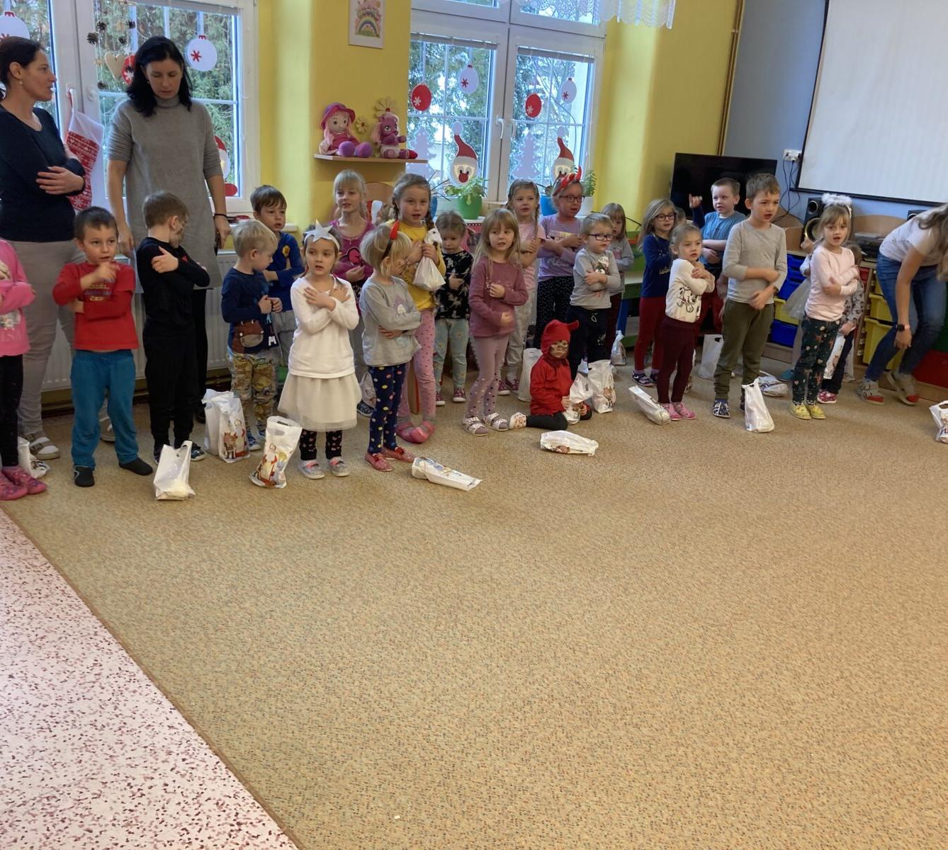 Návštěva MIKULÁŠE a ČERTÍKA ve školce :-) - 18