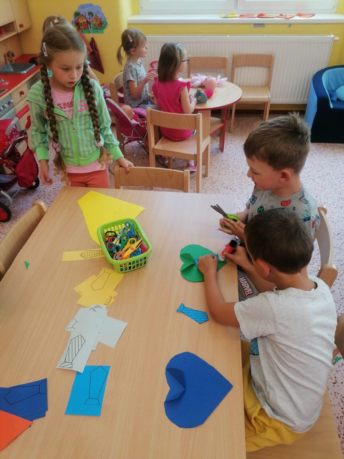 Vyrábíme dárečky pro tatínky :-) - 17