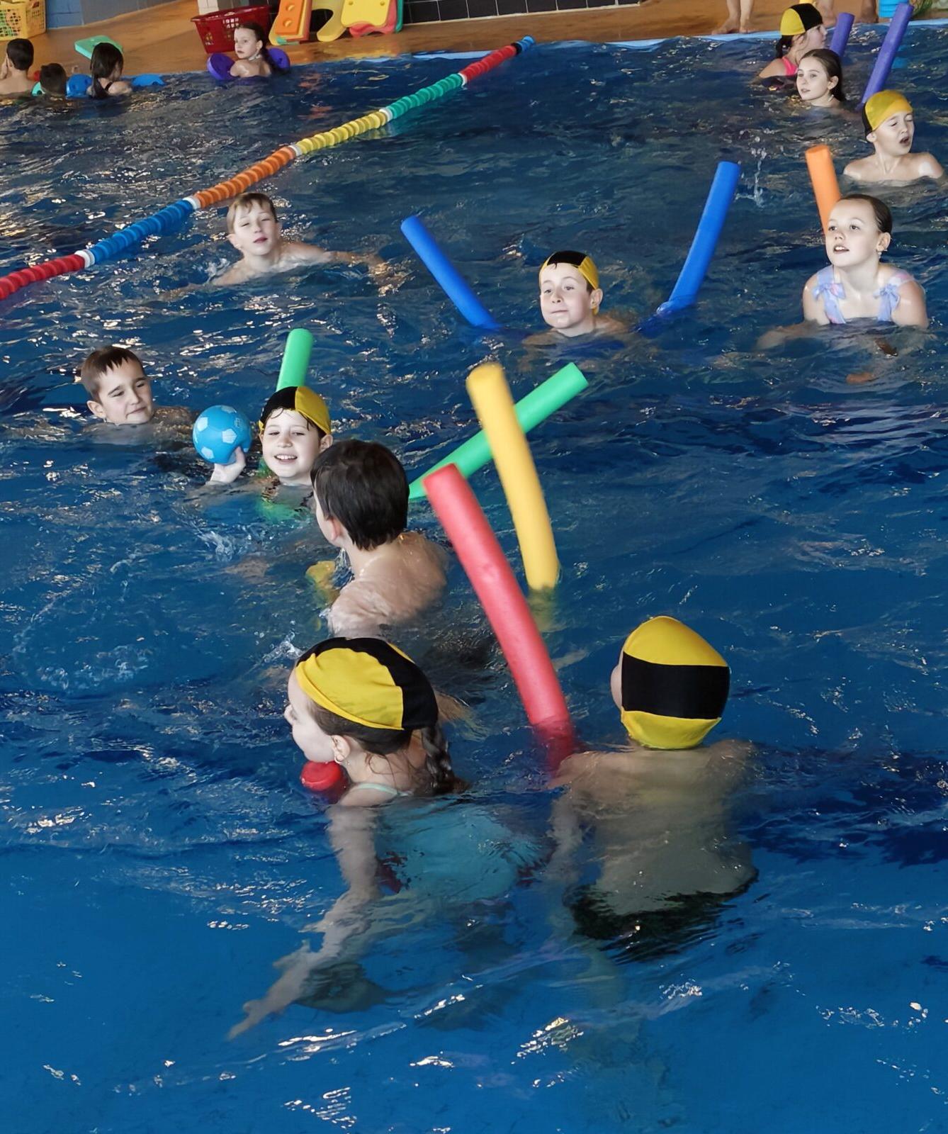 18. 3. Plavecký výcvik - 2. třída, 3. A, 3. B - 9