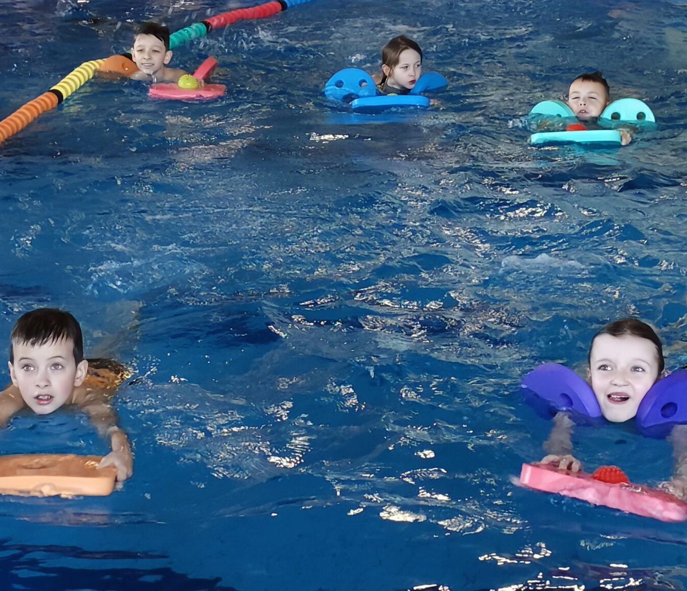 18. 3. Plavecký výcvik - 2. třída, 3. A, 3. B - 10