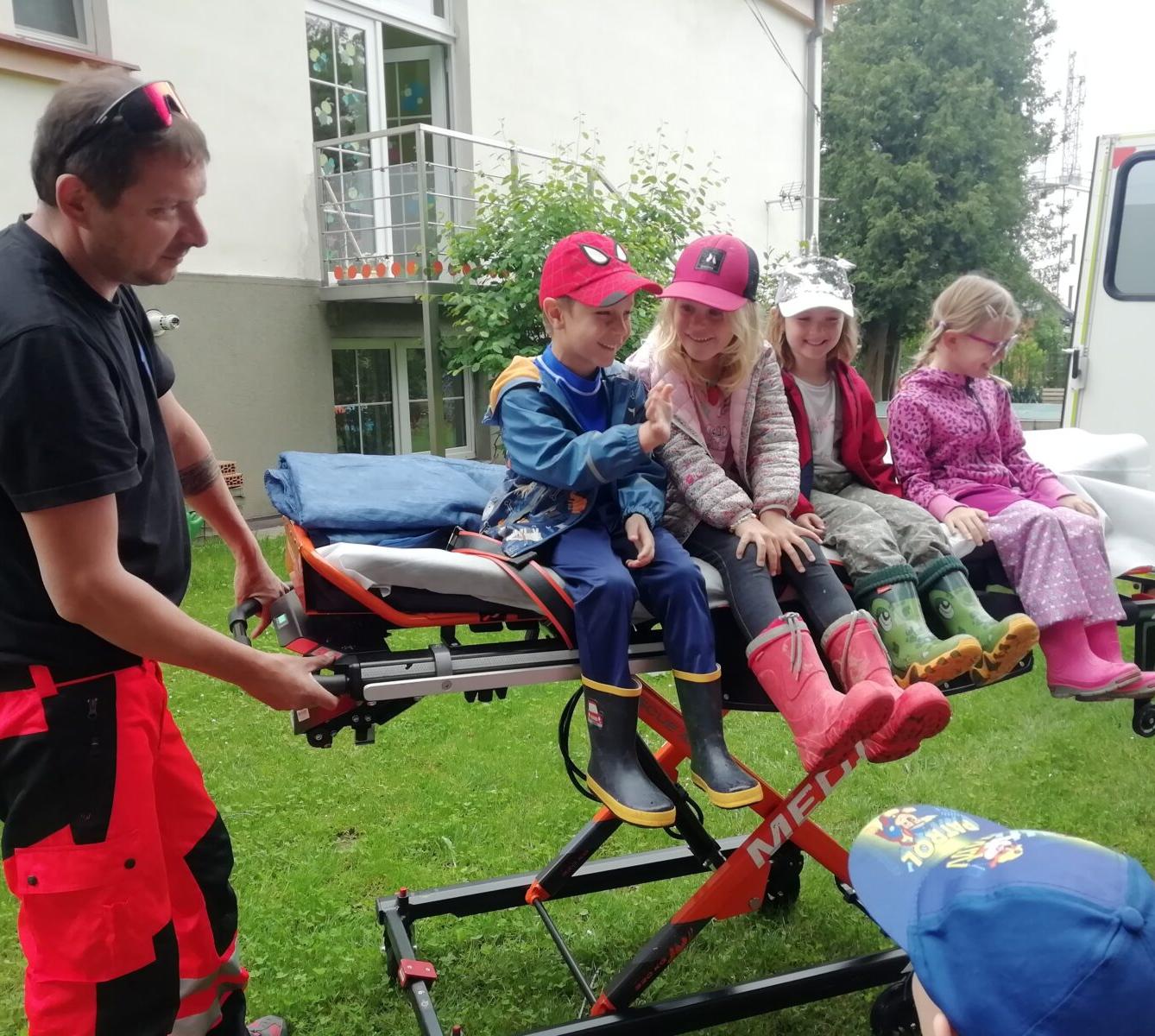 PŘEKVAPENÍ PRO DĚTI - ZÁCHRANKA - 13