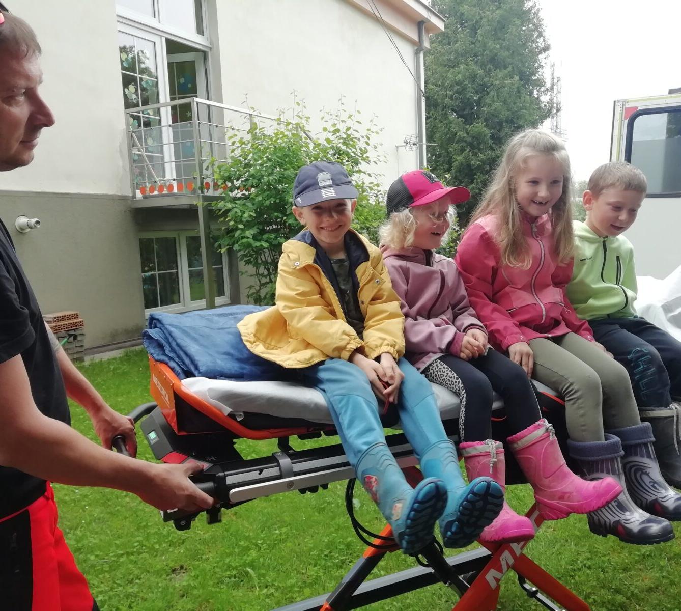 PŘEKVAPENÍ PRO DĚTI - ZÁCHRANKA - 16