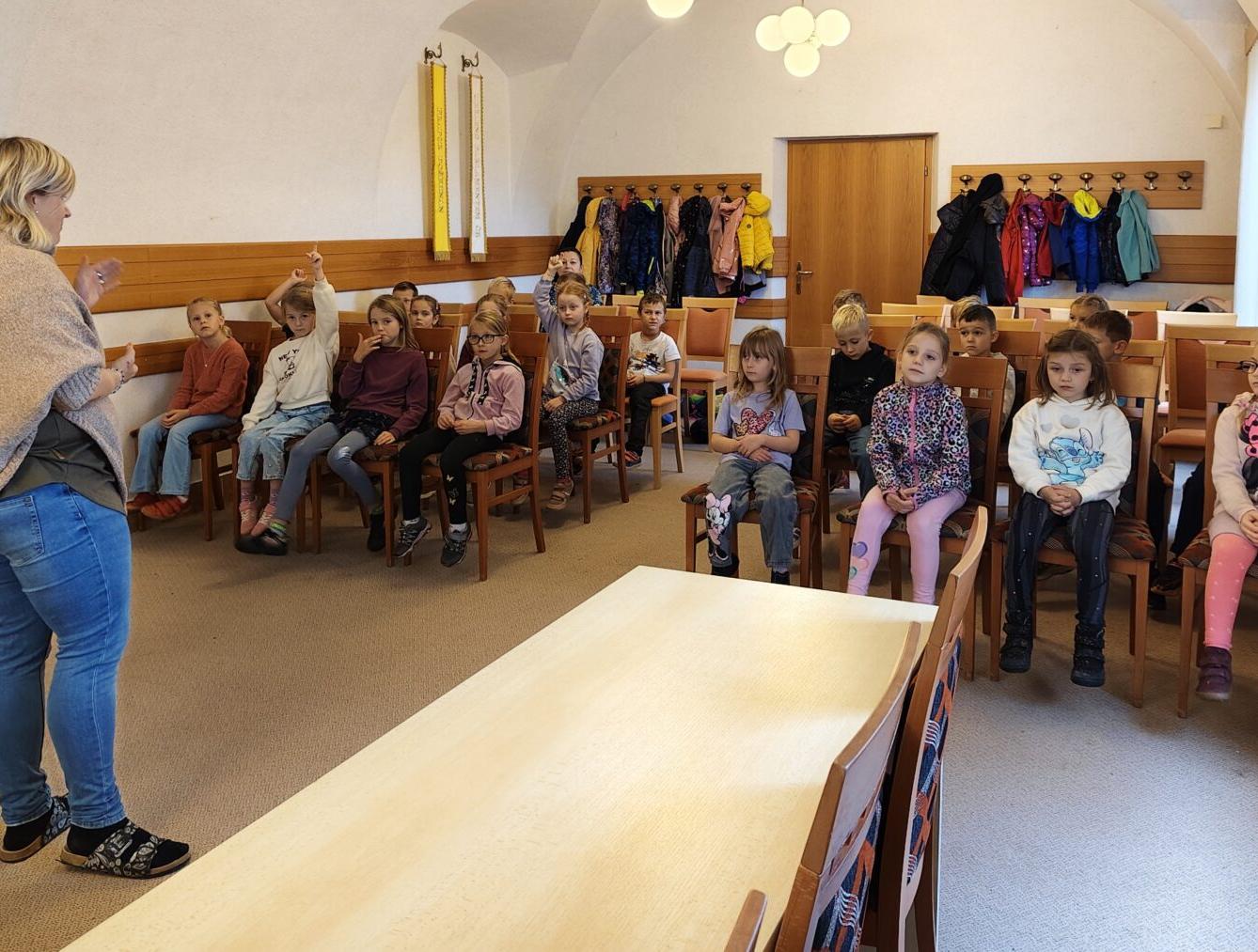 10. 10. - Žáci I. stupně v knihovně - 1