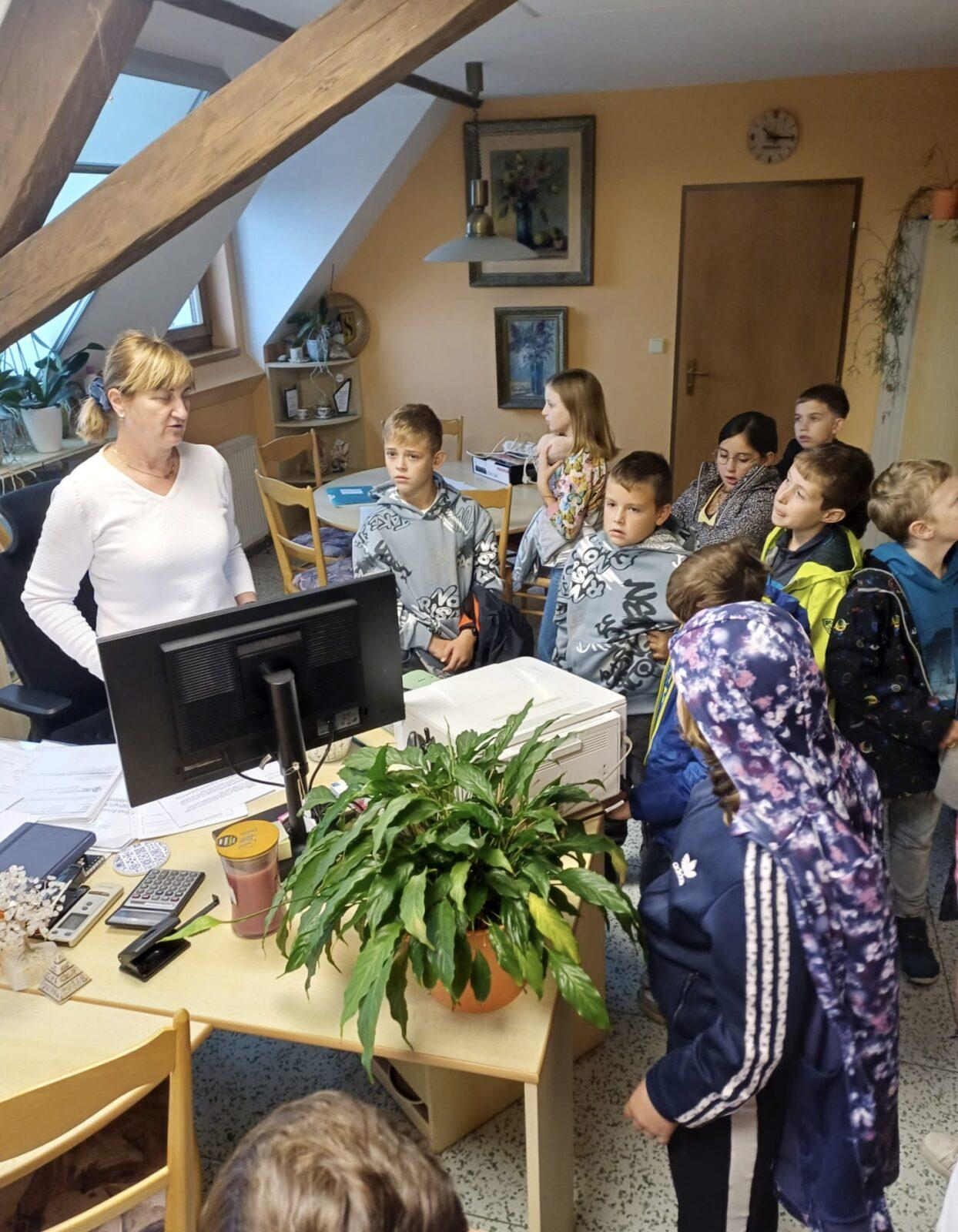 10. 10. - Žáci I. stupně v knihovně - 6