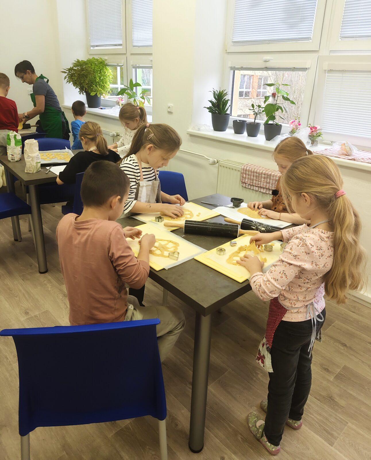 20. 11. Prvňáčci pekli linecké cukroví - 1